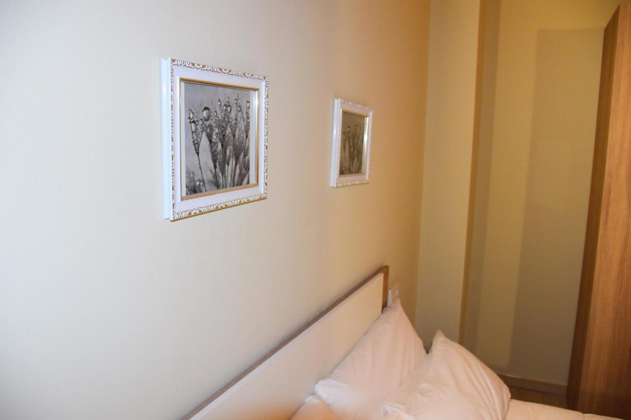 อพาร์ตโฮเทล จูเลียโน Aparthotel เอมปูเรียบราบา ภายนอก รูปภาพ