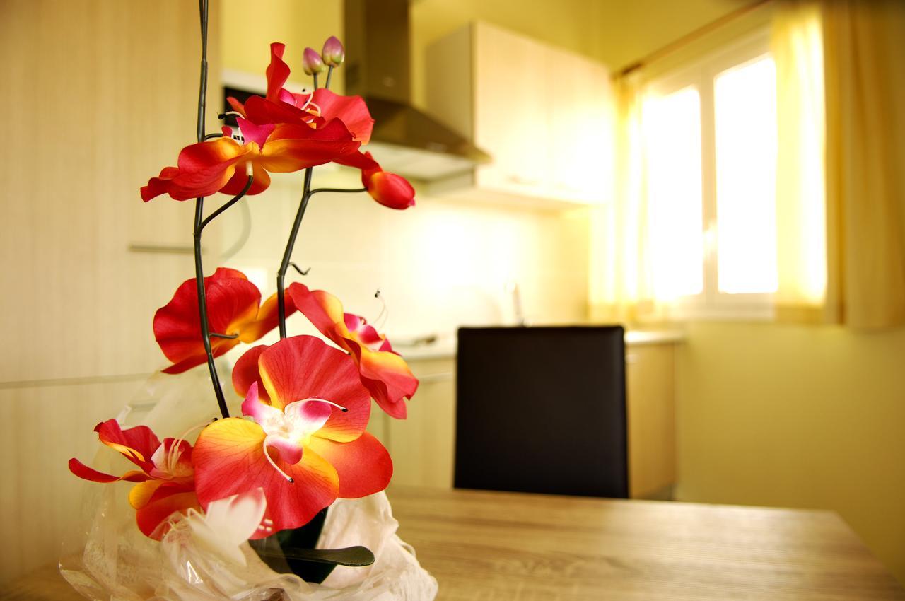อพาร์ตโฮเทล จูเลียโน Aparthotel เอมปูเรียบราบา ภายนอก รูปภาพ