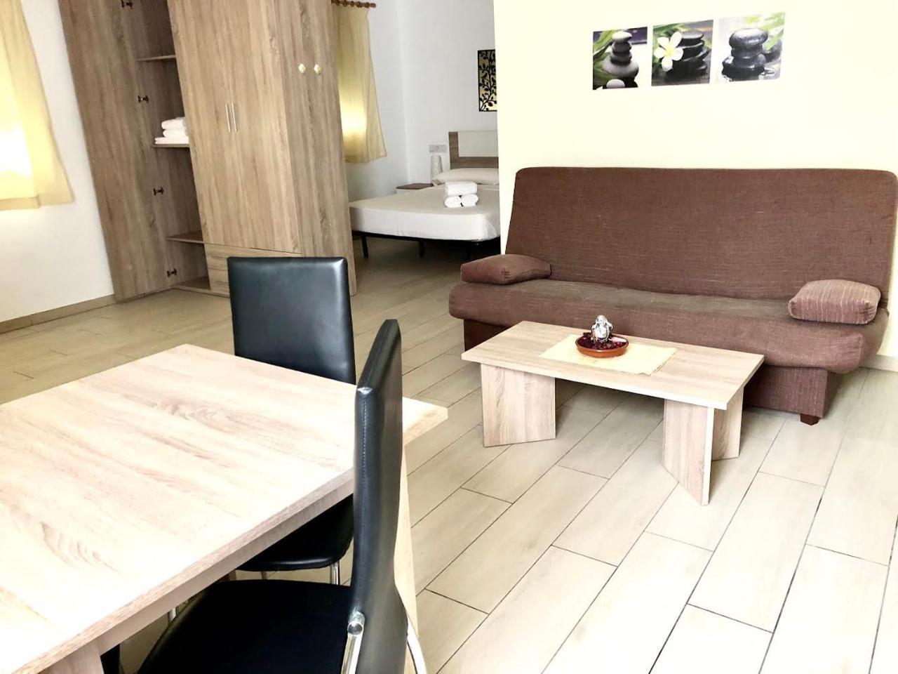 อพาร์ตโฮเทล จูเลียโน Aparthotel เอมปูเรียบราบา ภายนอก รูปภาพ