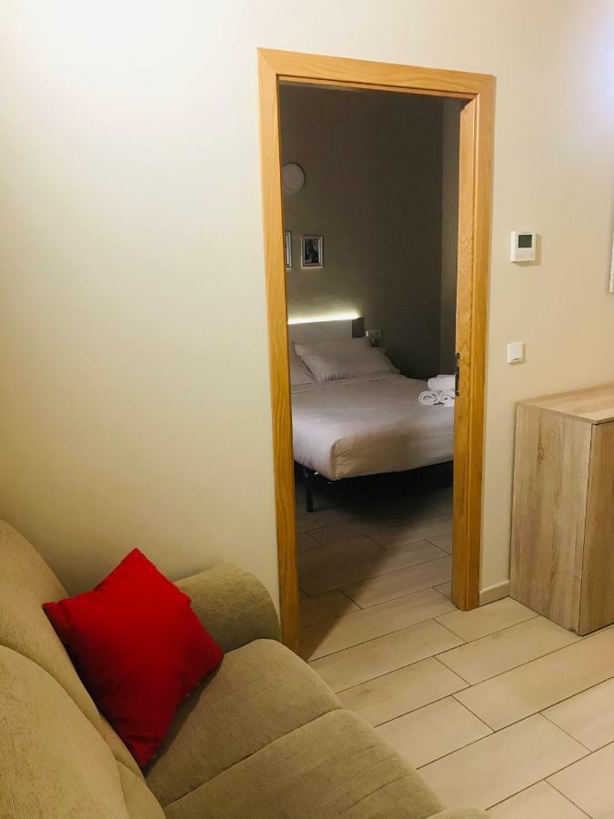 อพาร์ตโฮเทล จูเลียโน Aparthotel เอมปูเรียบราบา ภายนอก รูปภาพ