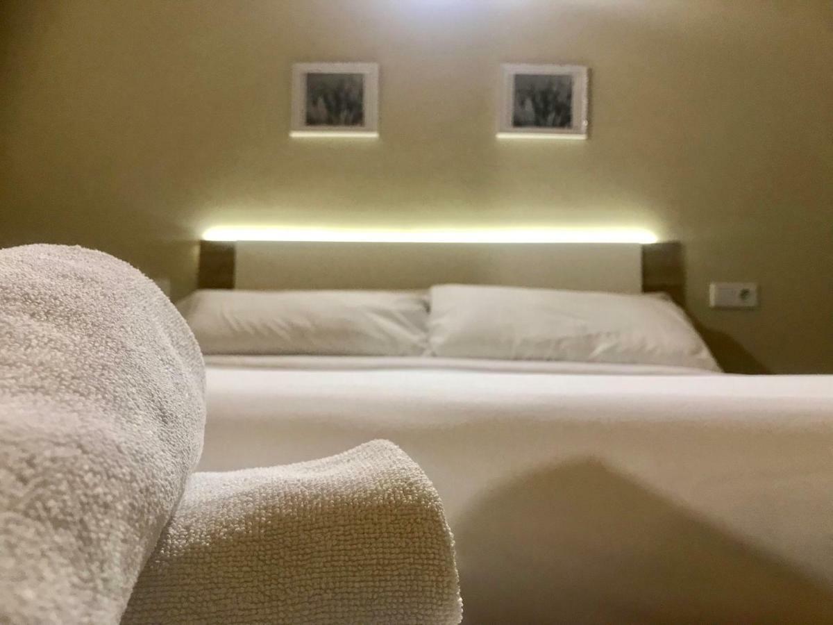 อพาร์ตโฮเทล จูเลียโน Aparthotel เอมปูเรียบราบา ภายนอก รูปภาพ